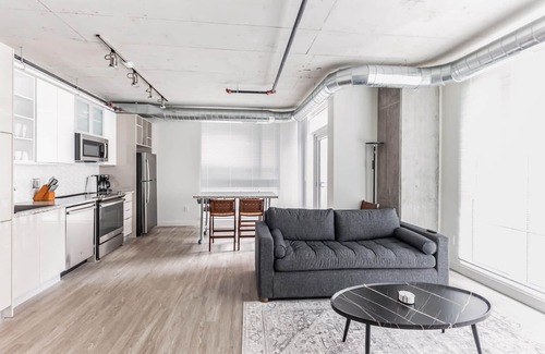 Gateway District Apartment | Central apartment with double queen beds