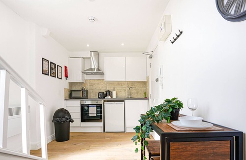 Buckingham Apartment | Central Apt #2 Free Parking + Fast Wifi + SmartTV