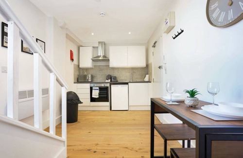 Buckingham Apartment | Central Apt #6 Free Parking + Fast Wifi + SmartTV
