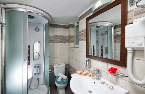 Limenas Chersonisou Apartment | Central Apt with Hydromasage Shower