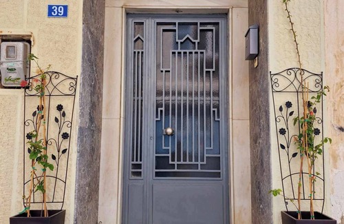 Ermoupoli Apartment | Central apt "Lili", 5-7' walk from the port, 10' walk from centre, pet friendly!