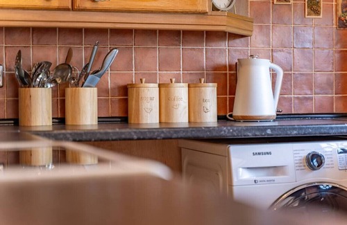 Nottingham House | Central Aster House 3 Bedrooms Parking