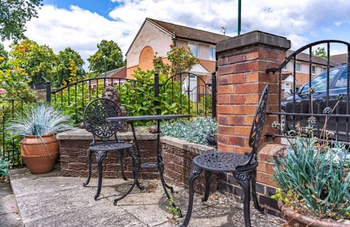 Nottingham House | Central Aster House 3 Bedrooms Parking