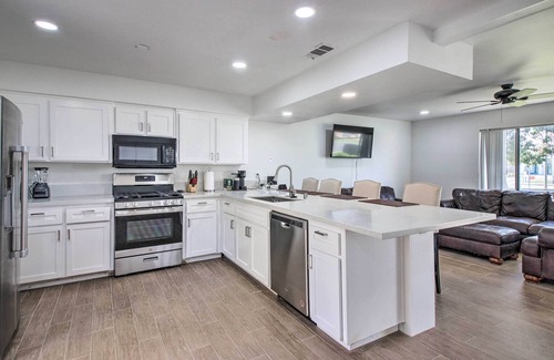 Country Rose House | Central Bakersfield Townhome w/Private Patio