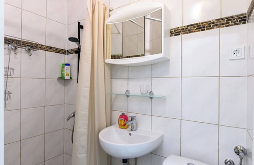Muelheim Apartment | Central but quiet furnished 2-rooms-flat in Cologne Deutz near the Fair