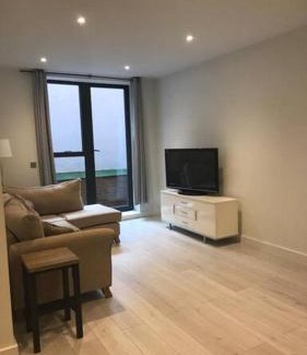 Camberley Apartment | Central Camberley Apartment - Parking - Garden
