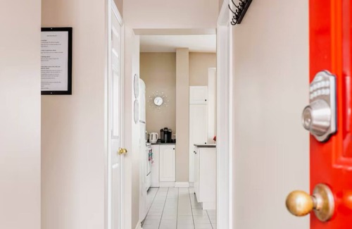 Old Ottawa East Apartment | Central Canal Spacious 1 bedroom with private entry and private parking
