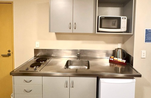 Edgeware Cabin | Central Christchurch Twin Studio with Full Kitchen
