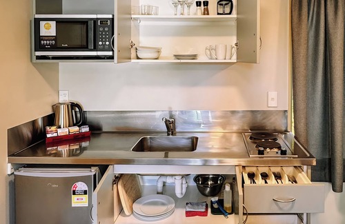 Edgeware Cabin | Central Christchurch Twin Studio with Full Kitchen