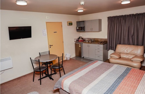 Edgeware Cabin | Central Christchurch Twin Studio with Full Kitchen