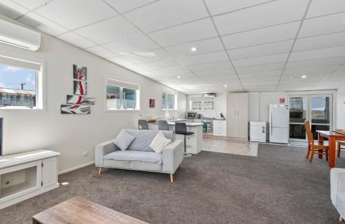 Taupo House | Central Comfort - Lake Taupo Holiday Home