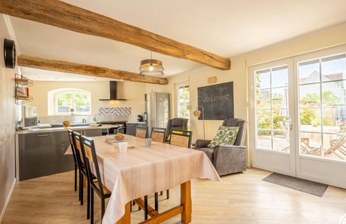 Royallieu Village Cottage | Central Compiègne Retreat: Cozy 1BR Cottage with Private Terrace and Modern Amenities