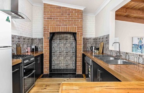 Albury House | Central, cosy and private Wyse Cottage