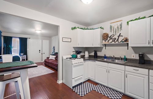 Canyon Apartment | Central Cozy 1-bedroom 15 mins to Palo Duro Canyon & across from West Texas A&M