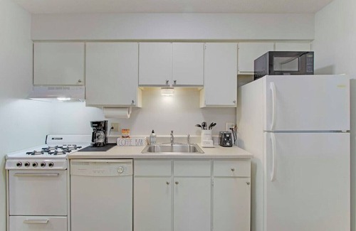 North Canton Apartment | Central & Cozy 1BR near Hall of Fame/Airport