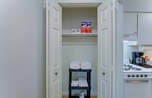 North Canton Apartment | Central & Cozy 1BR near Hall of Fame/Airport