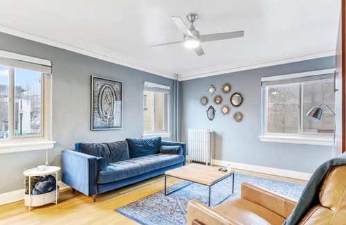 Goose Hollow Apartment | Central Downtown Studio with Vintage Charm near Train