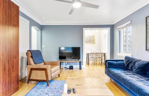 Goose Hollow Apartment | Central Downtown Studio with Vintage Charm near Train
