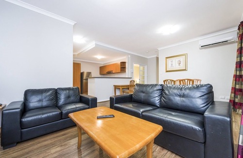 East Perth Apartment | Central East Perth Flat with Pool & Gym Access