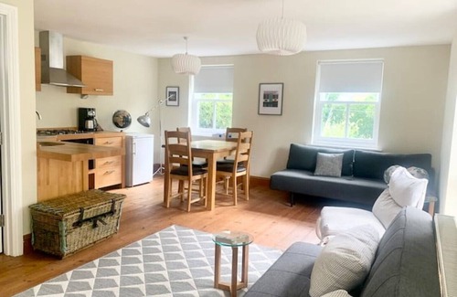 Ely House | Central Ely 3 bed 2 bathroom smart apartment