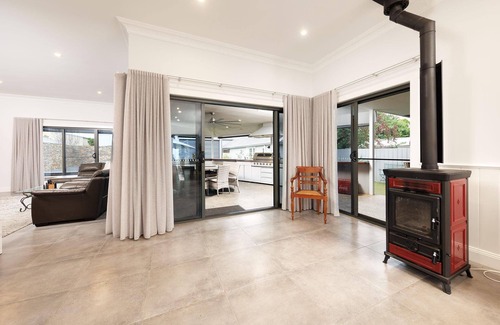 Wodonga House | Central Entertainer's Paradise - Stunning three bedroom classic in the heart of Wodonga