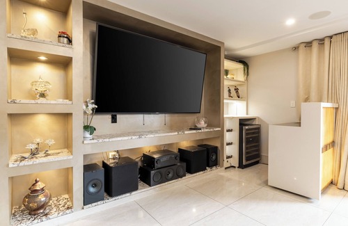Sandringham House | Central Escape Suites - Sandringham Holiday Home