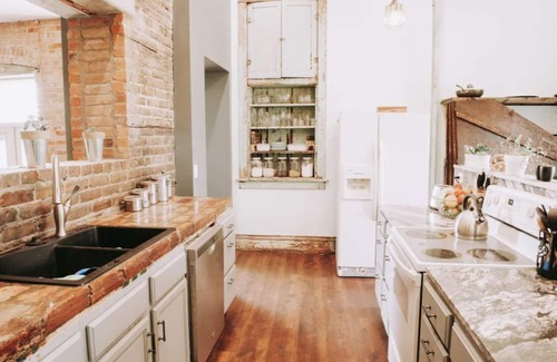 El Paso Apartment | Central Estate in Historic Downtown El Paso, Illinois