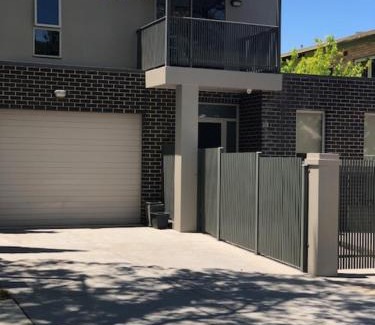 Albury Apartment | Central executive 4br townhouse