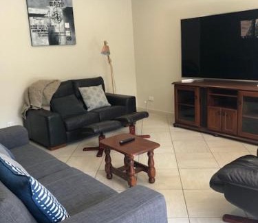 Albury Apartment | Central executive 4br townhouse