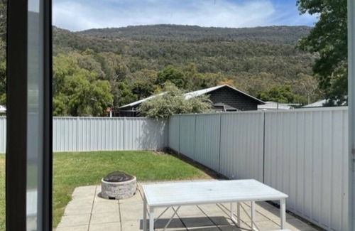 Halls Gap House | Central Family + Pet Friendly Home