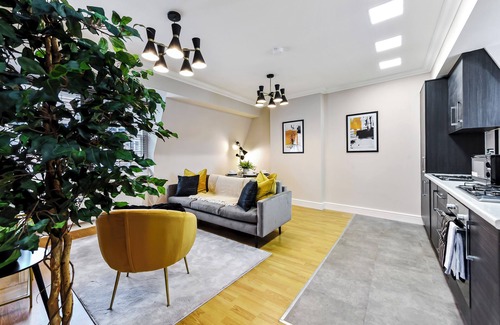 Nine Elms House | Central Gem:Contemporary 2BR Flat - Ideal Location