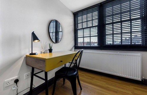 Nine Elms House | Central Gem:Contemporary 2BR Flat - Ideal Location