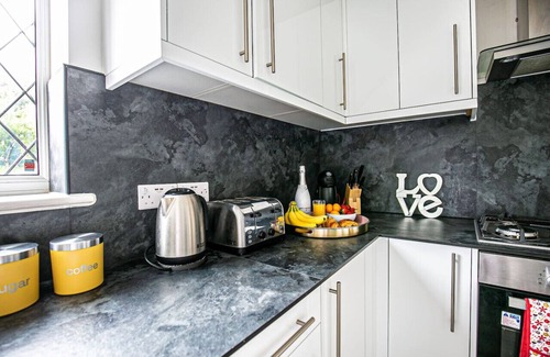 Whitnash House | 🌟Central House w/Free Parking, SmartTV & Netflix🌟