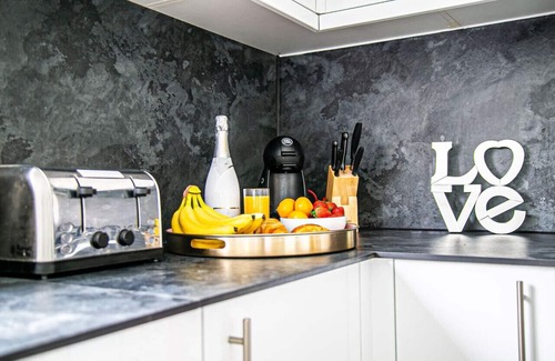 Whitnash House | 🌟Central House w/Free Parking, SmartTV & Netflix🌟