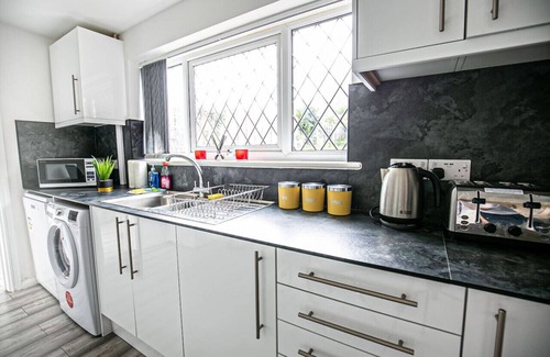 Whitnash House | 🌟Central House w/Free Parking, SmartTV & Netflix🌟