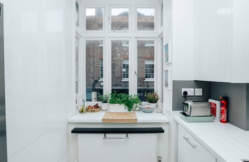 Henley-on-Thames Apartment | Central Hidden Gem - From 125 Per Night