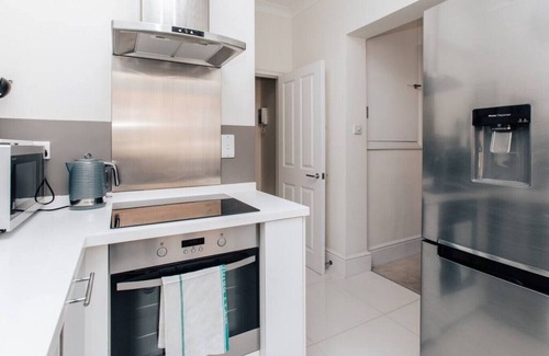 Henley-on-Thames Apartment | Central Hidden Gem - From 125 Per Night
