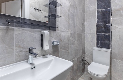 Rasimpasa House | Central, Historical Hotel Room w Garden in Kadikoy