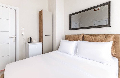 Rasimpasa House | Central, Historical Hotel Room w Garden in Kadikoy