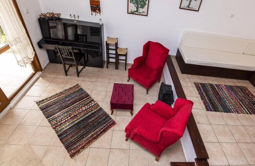 Dagbelen House | Central House with Shared Po