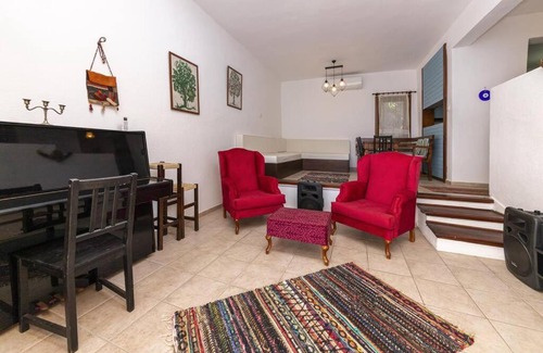 Dagbelen House | Central House with Shared Po