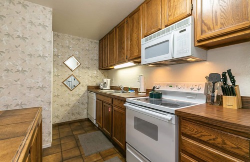 Incline Village Condo | Central Incline Condo with a Pool! (CDL7)