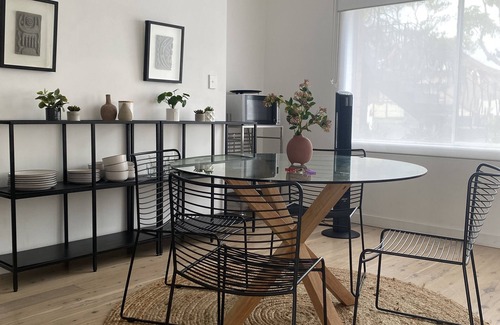 Haberfield Apartment | Central Italian Haberfield Village 5* eateries. Pet/family friendly. Free park.