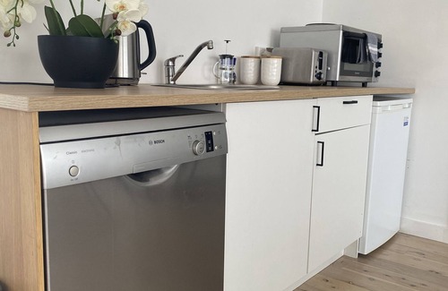 Haberfield Apartment | Central Italian Haberfield Village 5* eateries. Pet/family friendly. Free park.