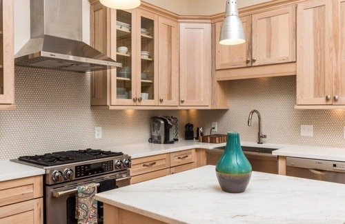 Charleston Historic District Apartment | Central King St Condo: Private Balcony, Full Kitchen & Comfort for 6 Guests