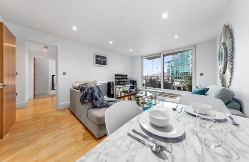 Vauxhall Apartment | Central LONDON 2 Bedroom US EMBASSY London Eye and Riverside view panoramic balcony
