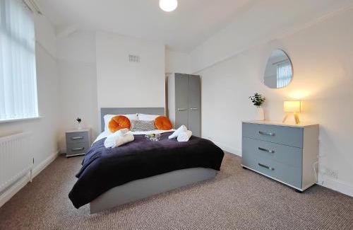 Rusholme House | Central Manchester Modern 4 Bed House - free parking