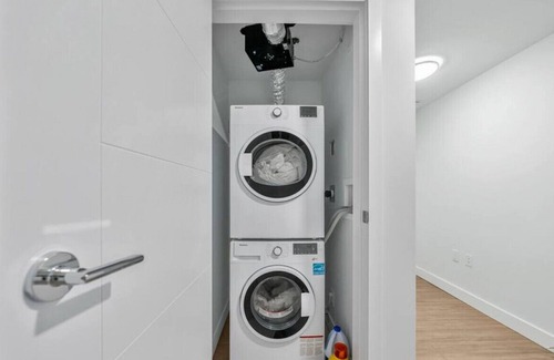 Metrotown Apartment | Central Metro 1BE+1BA Condo/Free Parking/ EV
