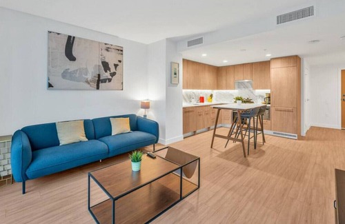Metrotown Apartment | Central Metro 1BE+1BA Condo/Free Parking/ EV