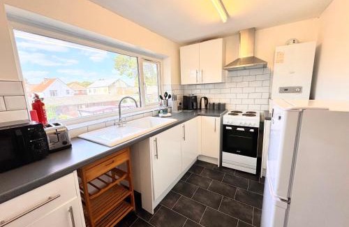 Shirley Apartment | Central Modern Flat in Southampton, Sleeps 5, Free Off-Road Parking, Close to Hospital, Cruise terminal and Centre, Great for contractors, friends & families